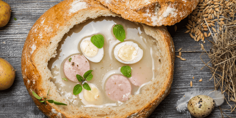 W specjalnym chlebie podano biały barszcz z dodatkiem białej kiełbasy i jajka.