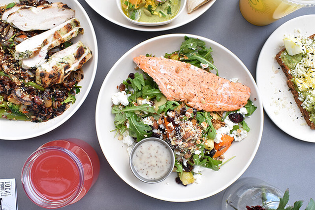 Kolorowy, różnorodny stół z wieloma posiłkami, w których zawarty jest chrom.