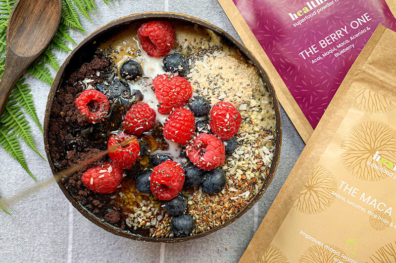 W misce stoi gotowa do zjedzenia, bardzo kolorowa i bogata w dodatki owsianka, która zawiera również dodatek macy.