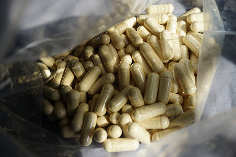 W foliowym, zamykanym woreczku znajduje się korzeń macy w kapsułkach.