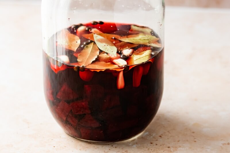 W słoiku kiszą się naturalny probiotyk – kawałki buraczków z dodatkiem ziela angielskiego, liści laurowych i ząbków czosnku.