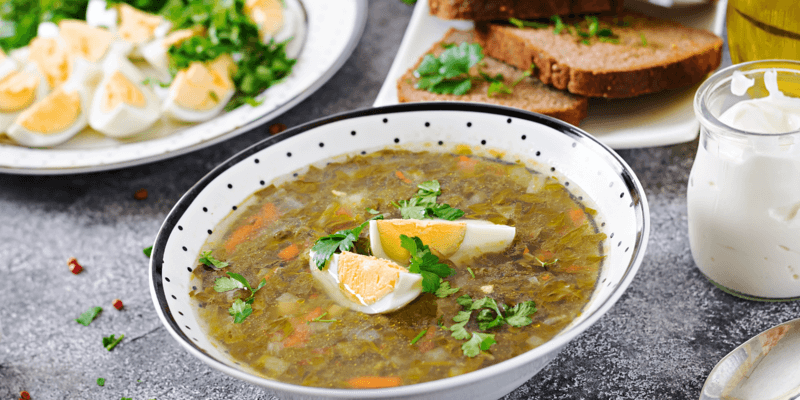 Na wielkanocny stół podano żurek na zakwasie z jajkiem i pietruszką.