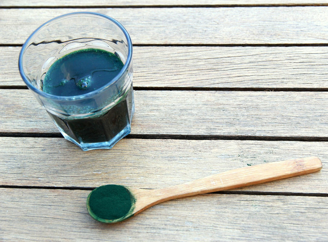 Jak działa spirulina? 8 największych zalet jej stosowania