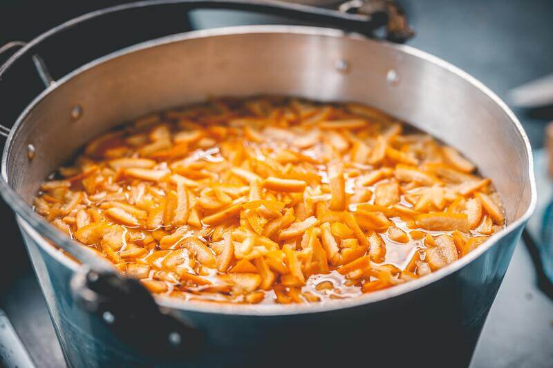 Skórka pomarańczowa kandyzowana — jak zrobić i do czego użyć?