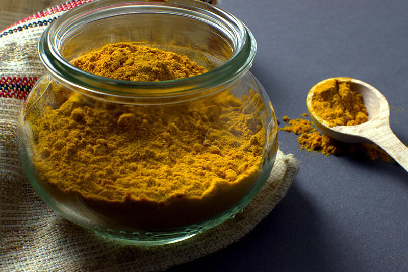 Henna czy indygo? Sprawdź, jak farbować włosy ziołami!