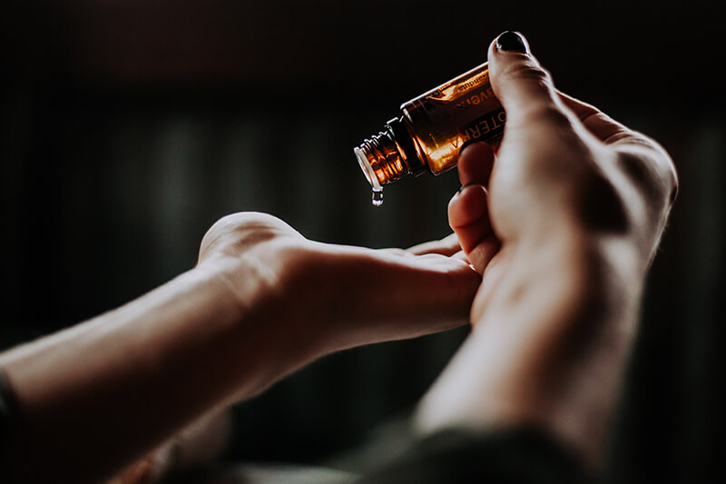 Olejek cytrynowy do aromaterapii i nie tylko – właściwości i zastosowanie, przeciwwskazania