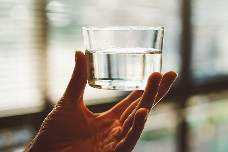 Jak pić więcej wody w ciągu dnia? 5 prostych sposobów na regularne picie wody