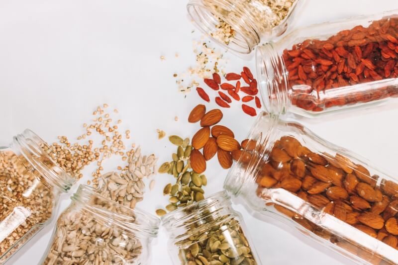 Błonnik naturalny na zaparcia i nie tylko – zdrowa żywność czy suplementy diety?