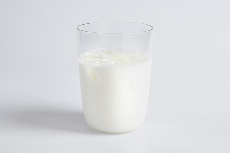 Czy warto pić mleko bez laktozy? Dlaczego mleko bez laktozy jest słodkie?