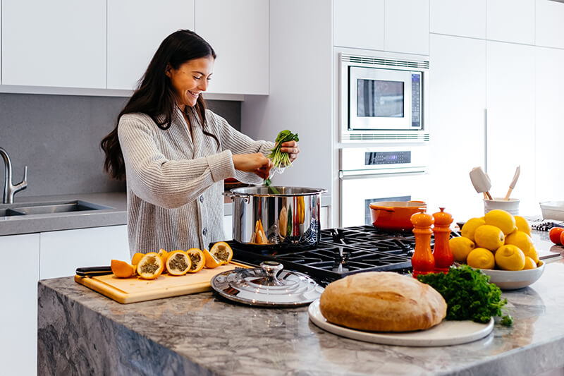 Co jeść, a czego unikać na diecie lekkostrawnej? Zasady, produkty zalecane, przykładowy jadłospis